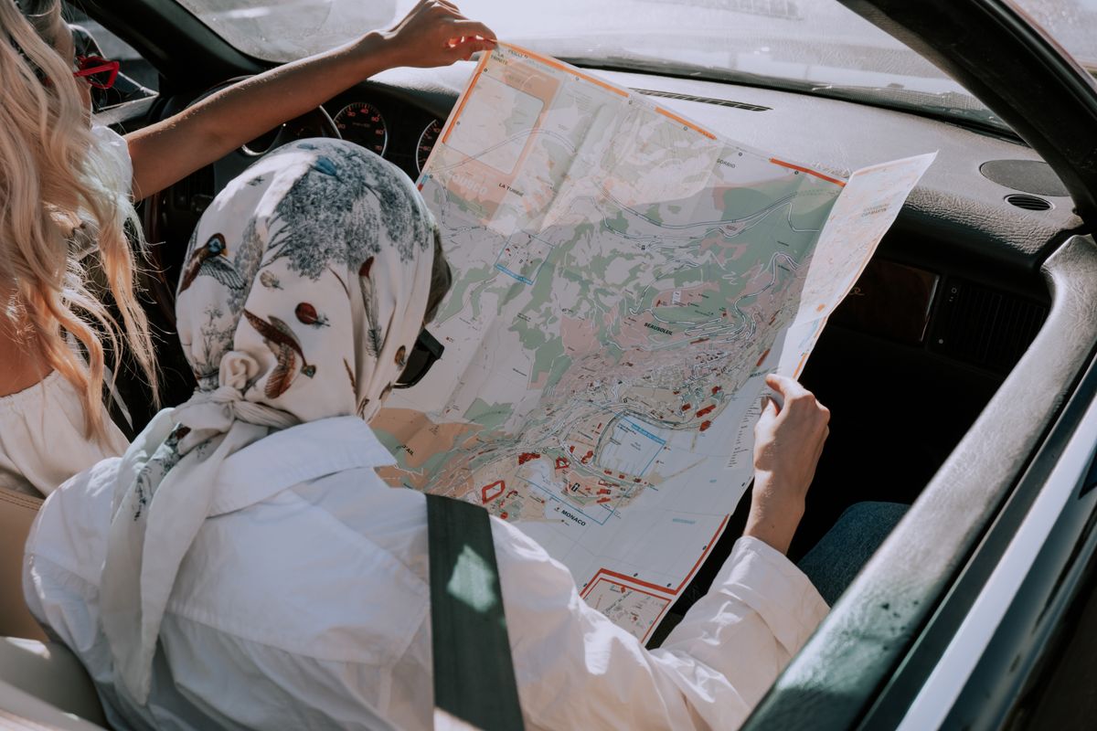Voyageuses préparant leur itinéraire sur une carte