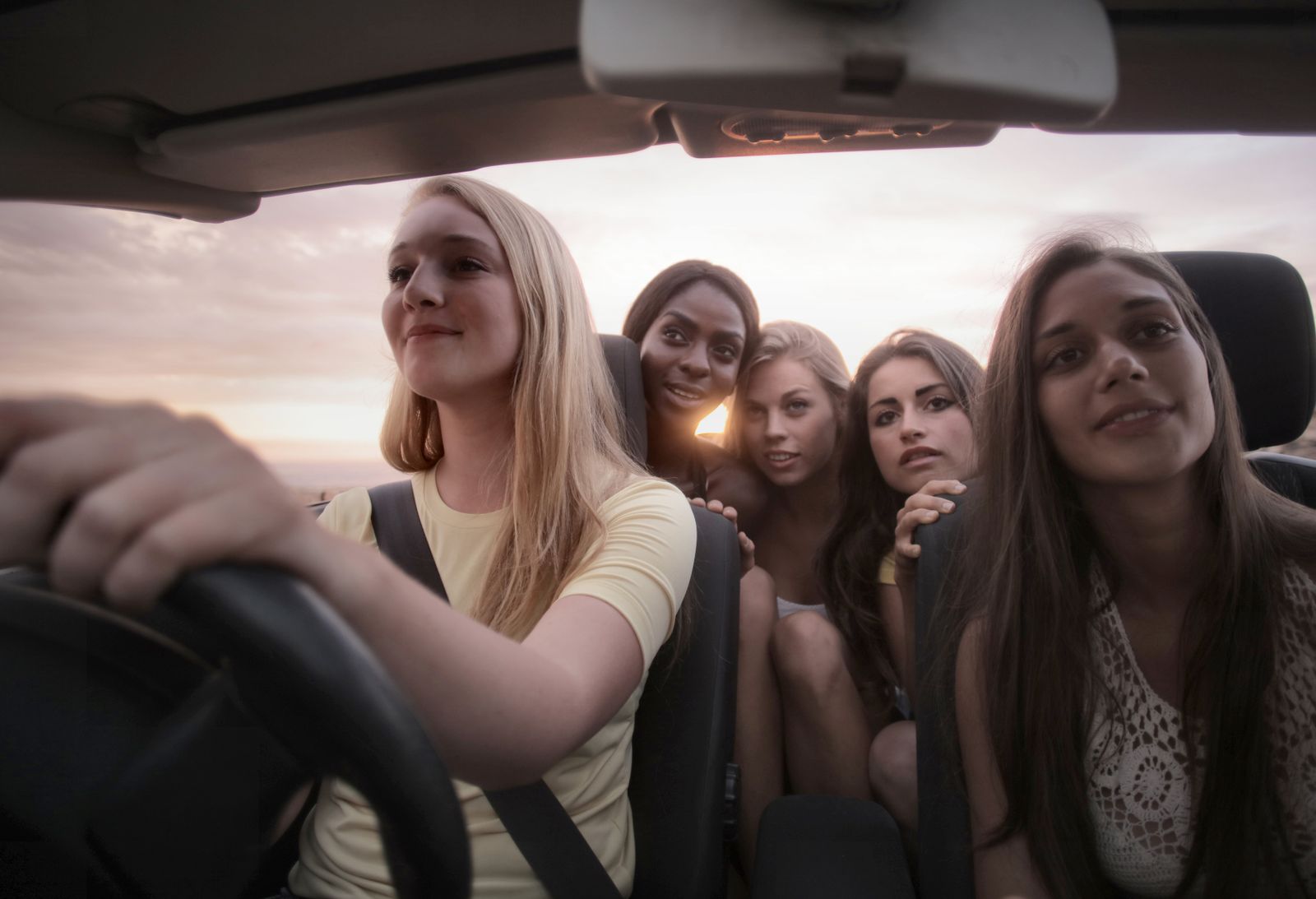 Amies partageant un trajet en voiture au coucher du soleil